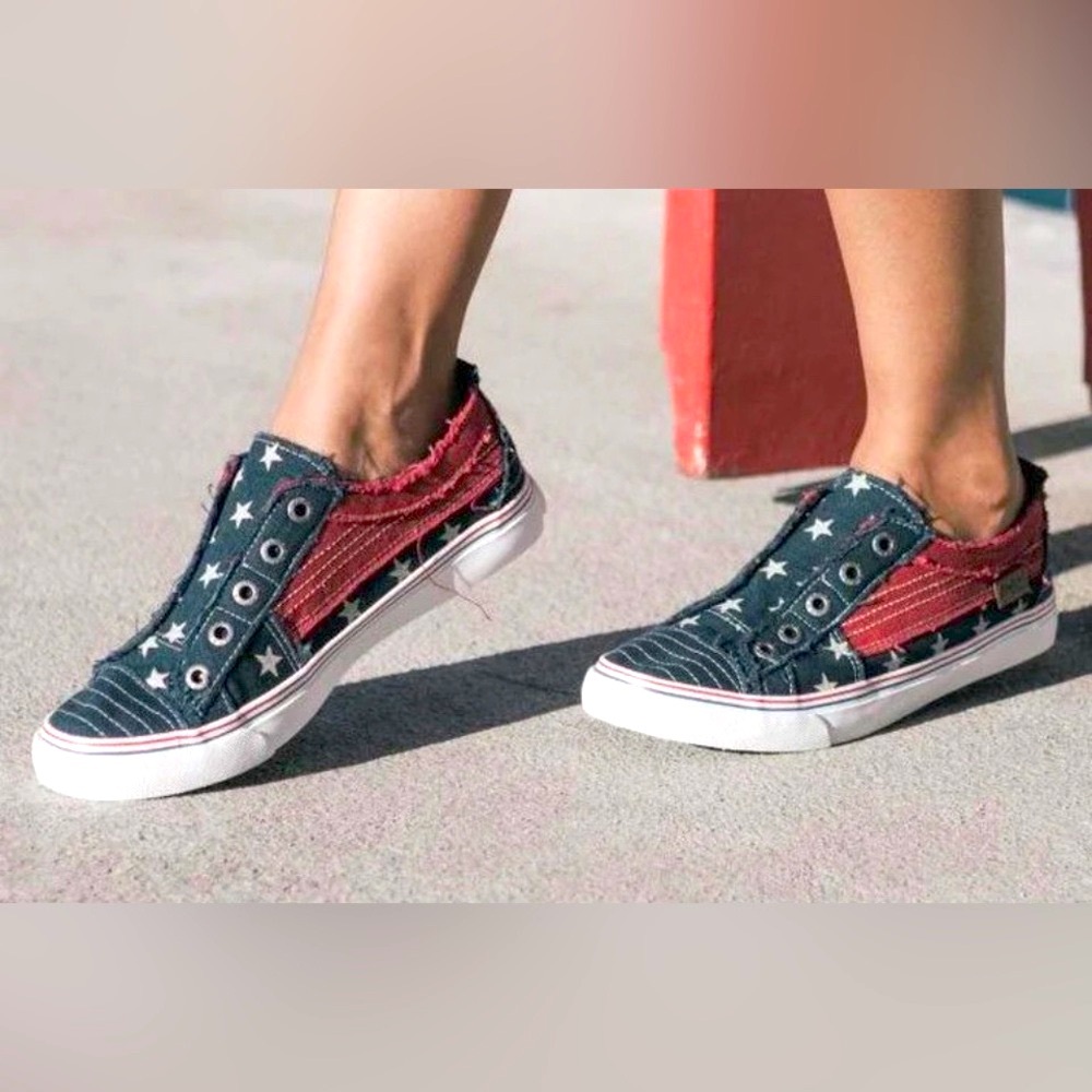 Blowfish Patriotic Navy Star Sneakers 7.5 Tennis Shoes Casual Playful Everyday